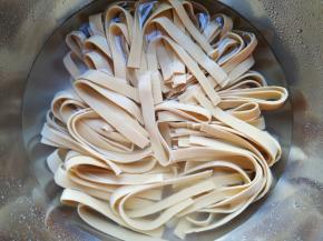 用淡盐水浸泡一下。