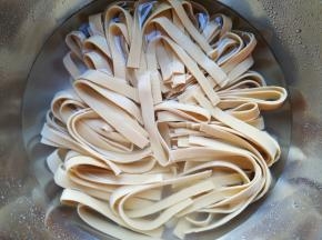 用淡盐水浸泡一下。