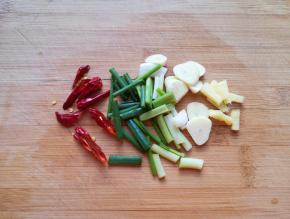 葱姜蒜和干红辣椒分别切好。