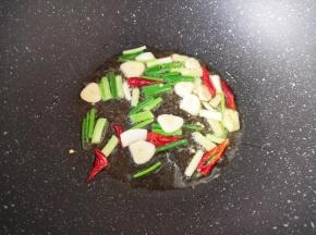 炒锅内倒适量的食用油烧热，下入葱姜蒜和干红辣椒炒香。