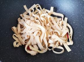 下入豆腐皮。