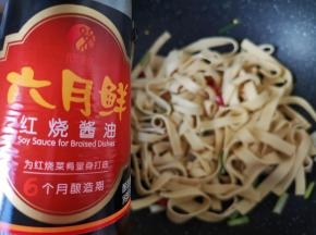 加入六月鲜红烧酱油。