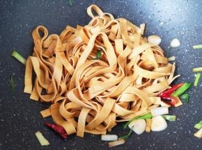 翻炒出香味。