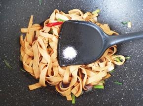 放盐调味。