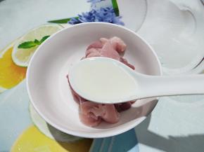 瘦肉切薄片，大概3毫米厚，太厚了不容易熟，太薄了容易烤焦。加入1汤匙料酒去腥，再加1汤匙玉米油。