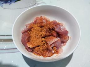 加入10克左右的孜然烤翅料，抓揉几下，腌至少1小时。我是腌过夜的，因为昨天来不及烤。烧烤料随自己喜好选，超市网上有很多种。也可以自己调配，五香粉、辣椒粉、盐等就可以了。