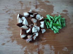 新鲜香菇切块，四季豆掰成一寸左右长的段。