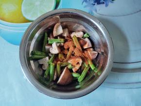 新鲜香菇和四季豆加1克盐，两三克的孜然烤翅料，1汤匙玉米油，拌匀。腌10分钟左右。蔬菜一定要有点油才好吃，不然太干。