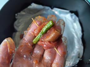 因为肉片切得有大有小，大片的肉可以包一块香菇，再反过来包一根四季豆，然后用牙签串起来。小片的肉就包一个好了，一根牙签上可以串两份小的。