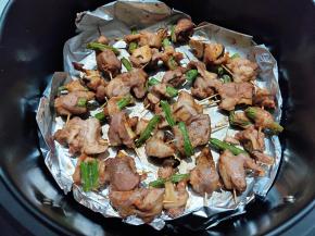 10分钟后，将串串全部翻一个面，再烤5分钟。