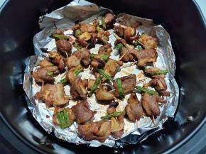 5分钟后，就是这样子，看着差不多熟了，可以尝一串。