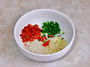 葱花＋蒜末＋辣椒碎＋白芝麻放入碗中。