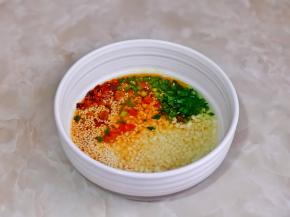 淋上一勺热油。