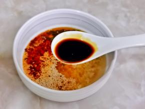 加入酱油。