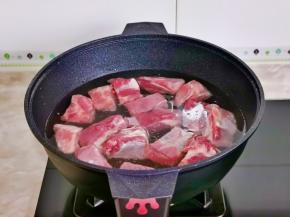 排骨冷水下锅，大火烧开。