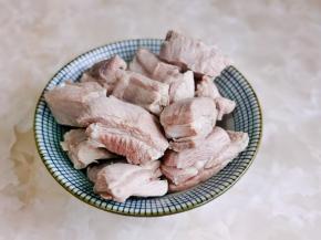 捞出用温水冲洗干净。