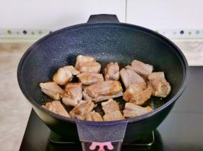 加入排骨小火翻炒。