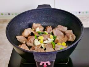 加入切好的葱姜蒜。