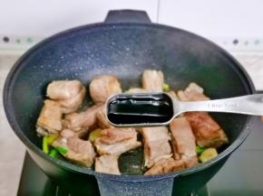 加入红烧酱油。