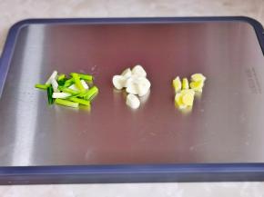 葱姜蒜去皮切好。
