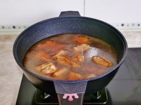 加入纯净水，十三香，水量没过食材为佳烧开转小火炖约35分钟。