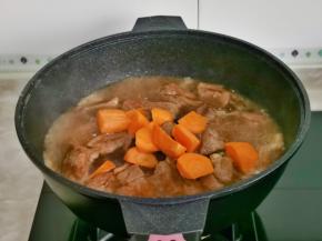 排骨炖烂后加入胡萝卜。
