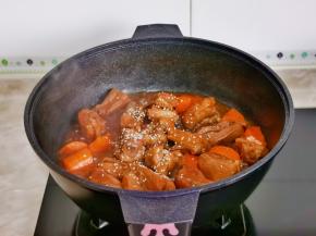 大火收汁至浓稠，撒上芝麻，翻炒均匀关火。