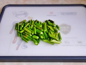 芦笋洗净去店根部尖部，再切段。