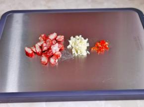 腊肠切片，蒜去皮切碎，辣椒切段。