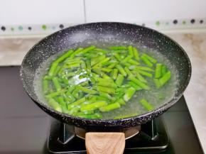 水烧开下芦笋焯水30秒捞出。