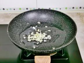 起油锅，加入蒜末煸炒。