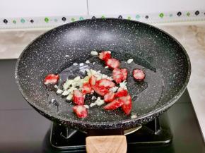 再加入腊肠翻炒。