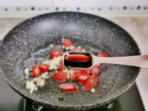 加入酱油，把腊肠炒熟。