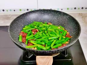 加入焯水的芦笋翻炒。
