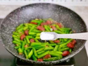 按个人口味加入盐。