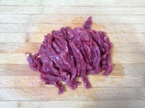 牛肉切成粗丝。