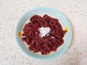 再加入少许盐和玉米淀粉搅拌均匀，腌制10分钟左右。