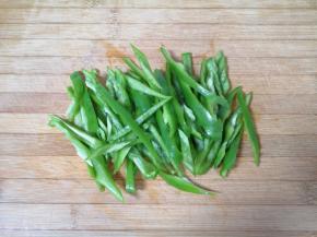 青椒洗干净去籽，切成粗丝。