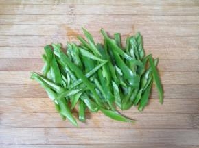 青椒洗干净去籽，切成粗丝。