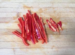 红椒洗干净去籽，切成粗丝，小米椒切成细丝。