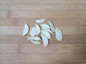 大蒜切成片。