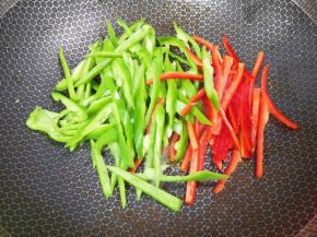 下入青椒和红椒。