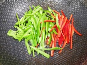 下入青椒和红椒。