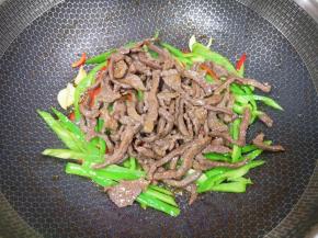 下入炒好的牛肉。