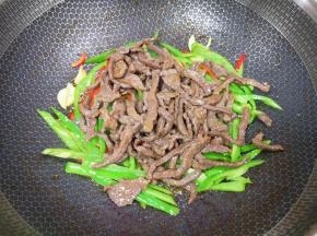 下入炒好的牛肉。