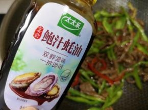 下入小米椒，加入鲍汁蚝油。
