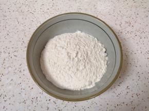 准备好中筋面粉，加入盐混合均匀。