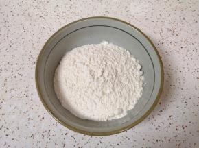 准备好中筋面粉，加入盐混合均匀。