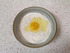 打入一个鸡蛋。