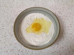 打入一个鸡蛋。